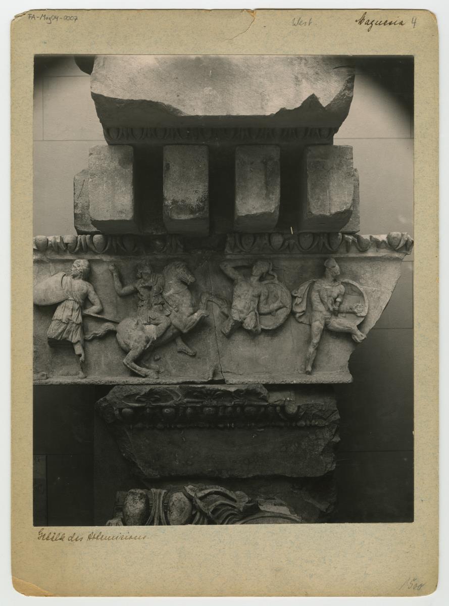 Magnesia am Mäander, Artemision, Gebälk (Aufstellung in Berlin)
