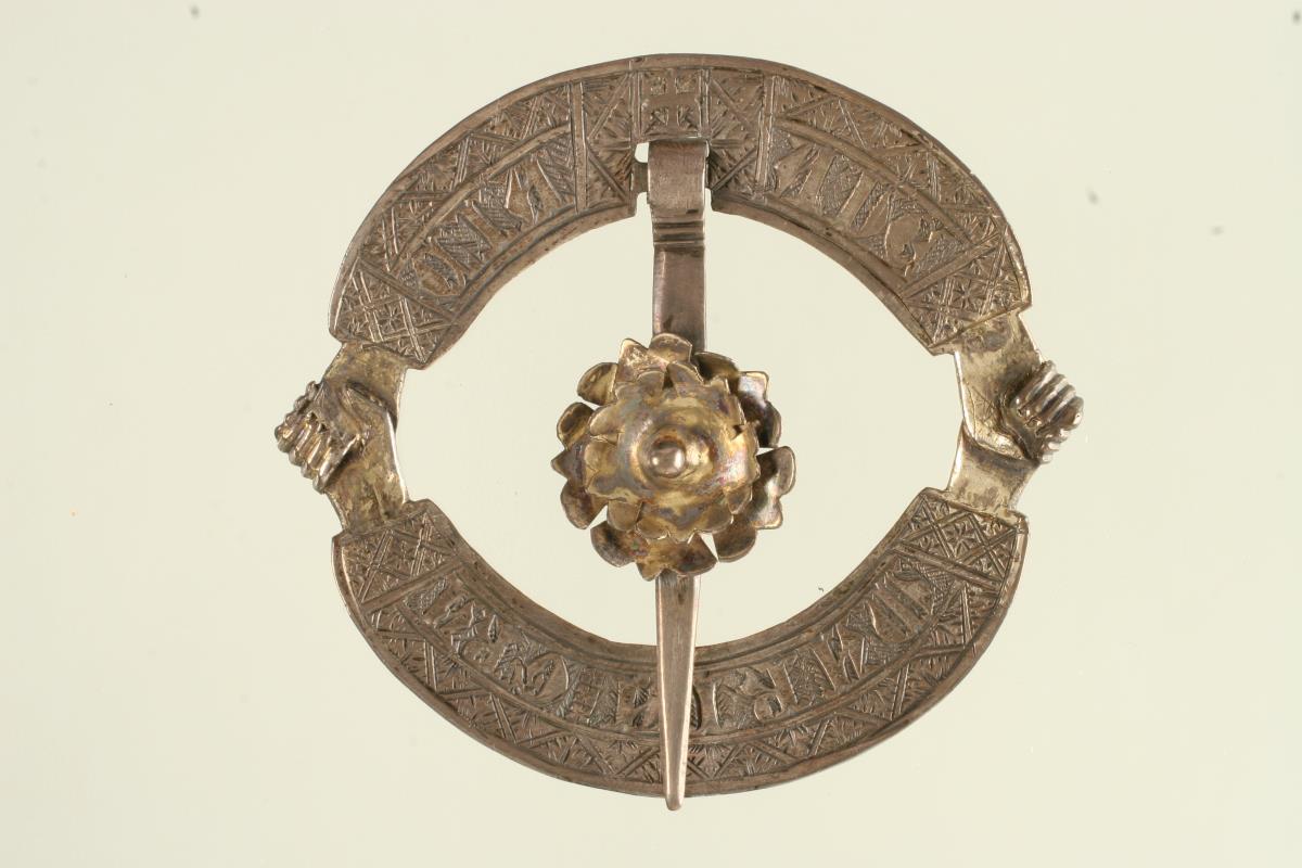 Ringspange mit Handtreue-Darstellung
