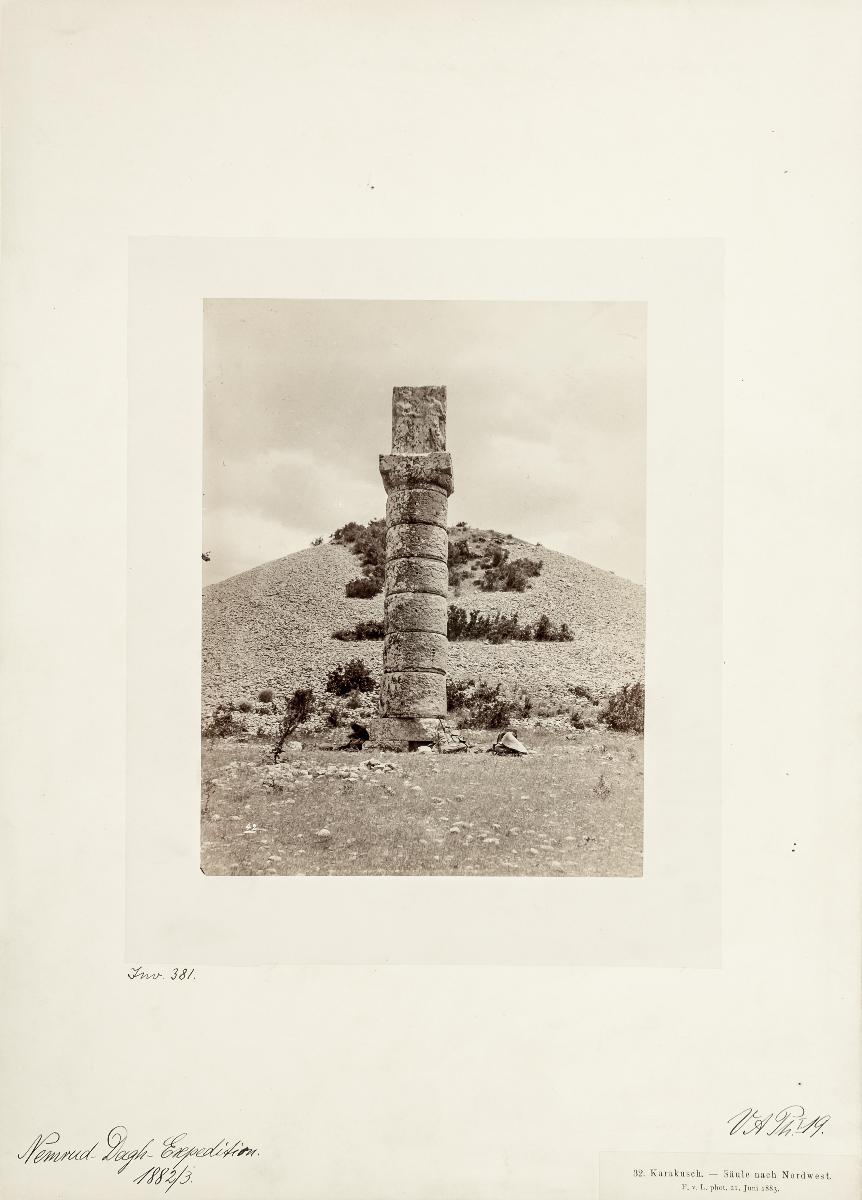 Karakusch. Säule nach Nordwest
