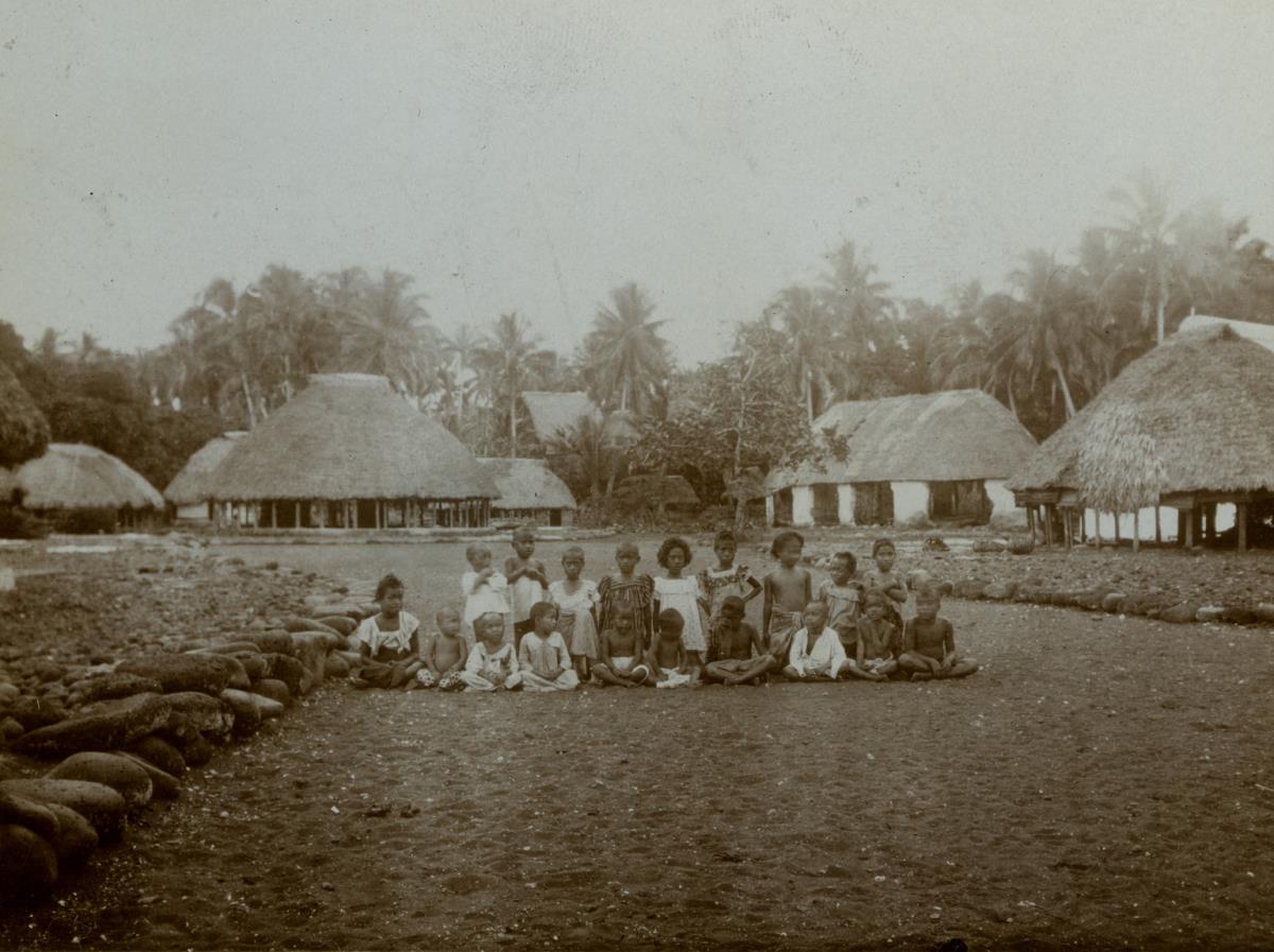 "Dorfstraße in Toga auf Savaii. Samoa."
