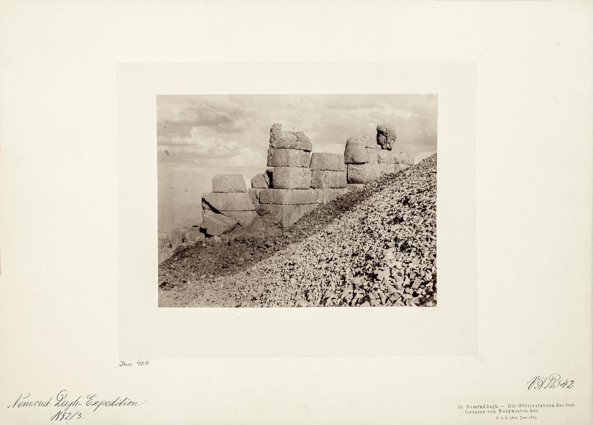 Nemruddagh. - Die Götterstatuen der Ostterrasse von Norden her