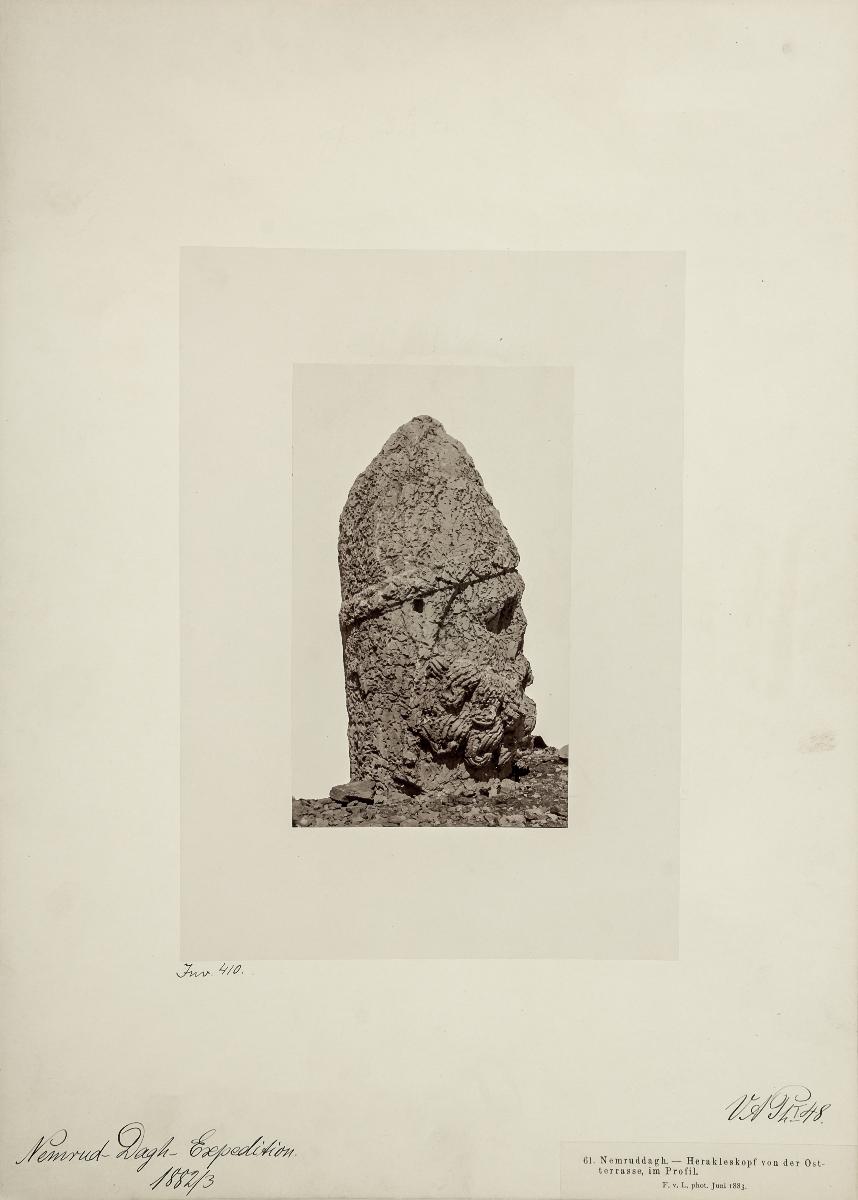 Nemruddagh. - Herakleskopf von der Ostterrasse im Profil