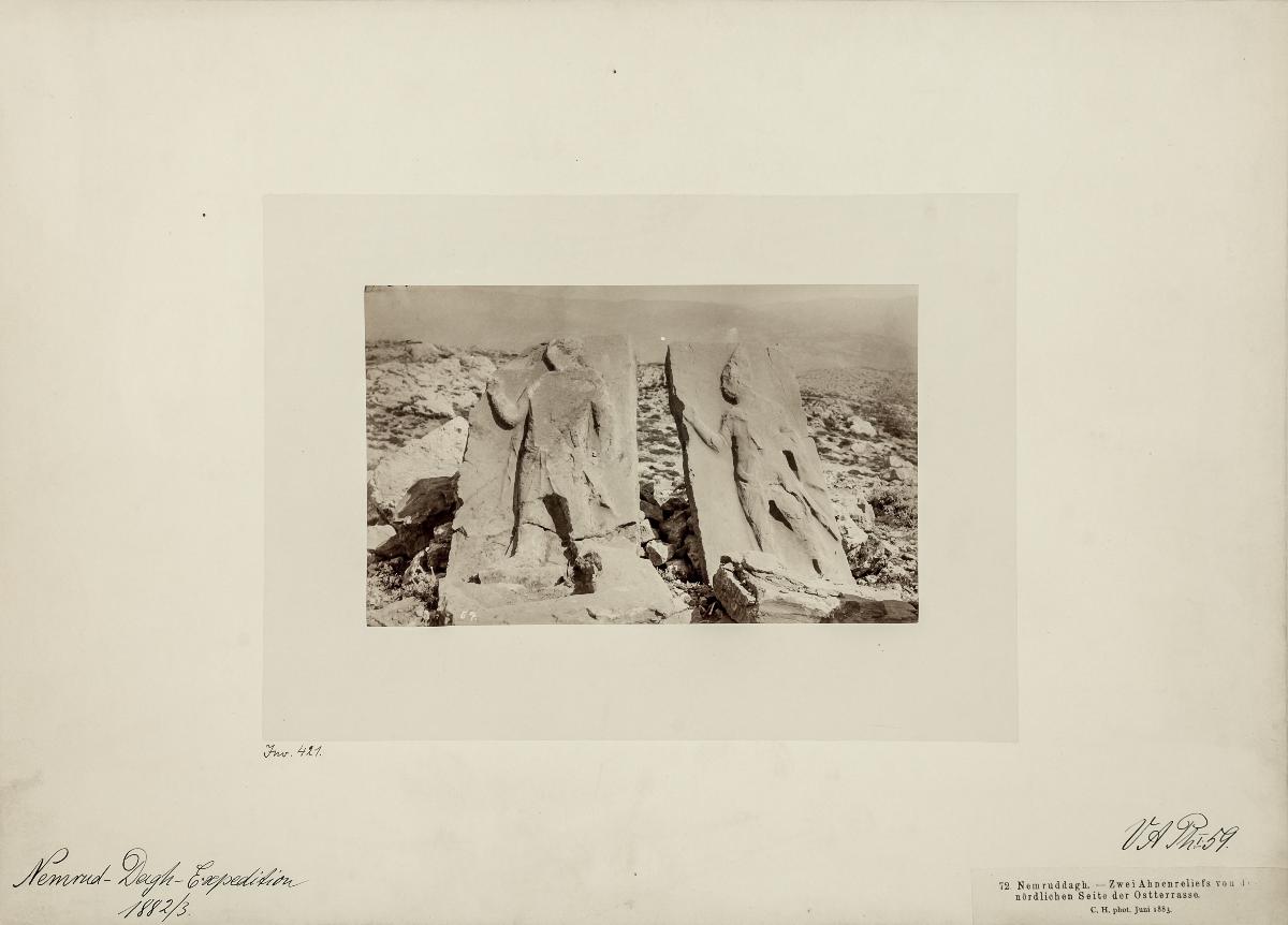 Nemruddagh. - Zwei Ahnenreliefs von der nördlichen Seite der Ostterrasse