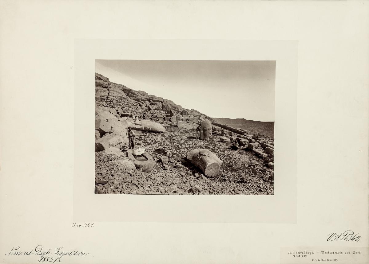 Nemruddagh. - Westterrasse von Nordwest her