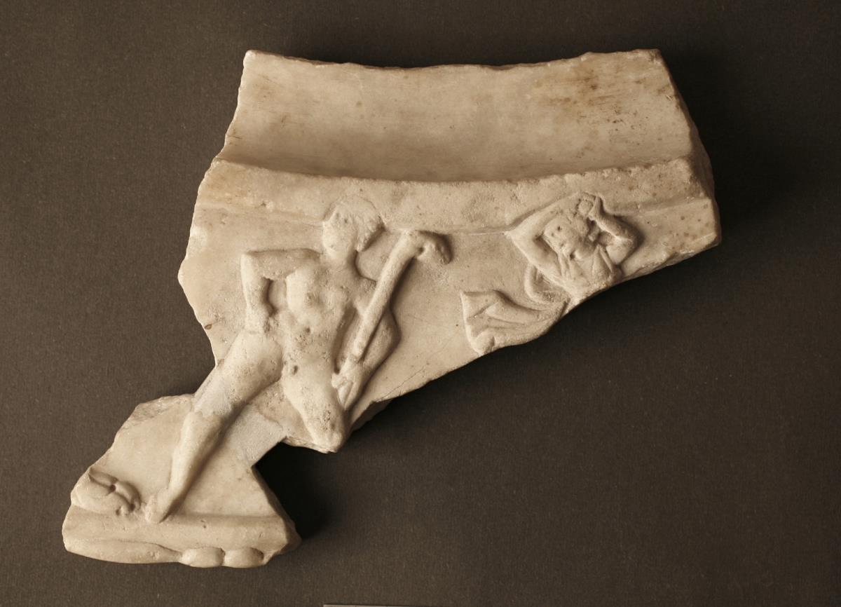 Fragment vom Rand eines Tisches mit dionysischer Szene
