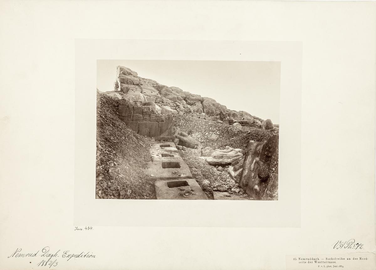 Nemruddagh. - Sockelreihe an der Nordseite der Westterrasse