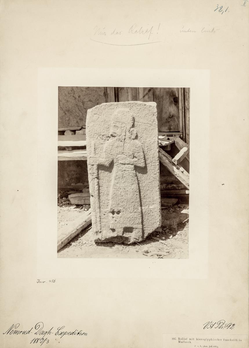 Relief mit hieroglyphischer Inschrift in Mar'asch