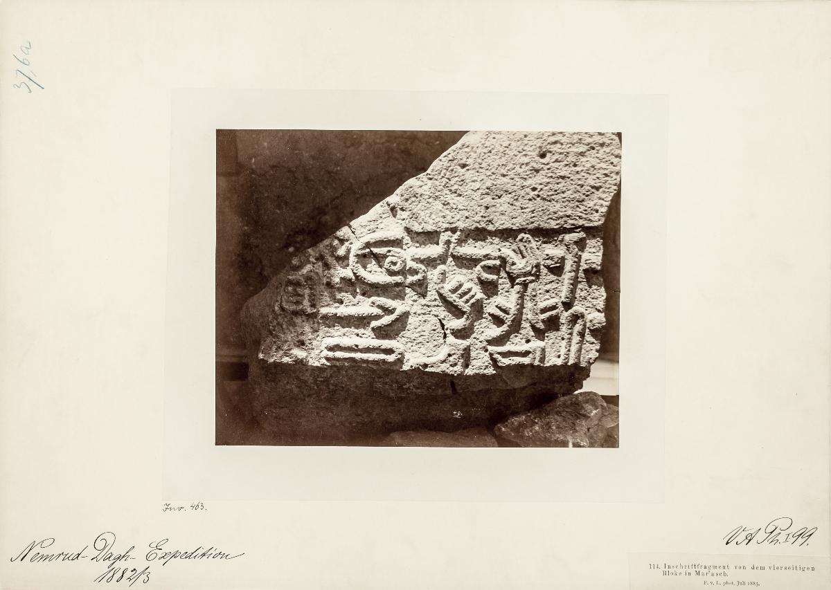 Inschriftfragment von einem vierseitigem Block in Mar'asch