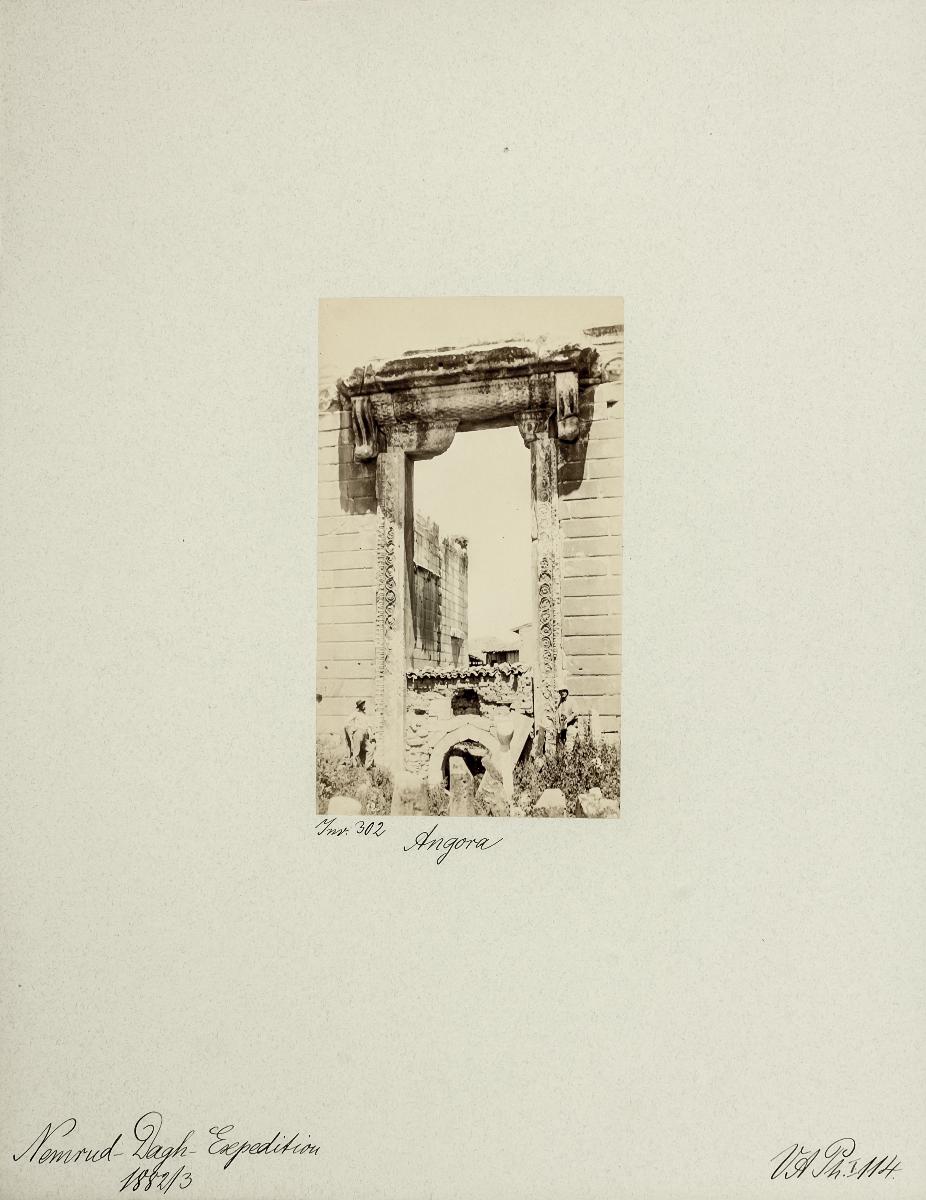 Tor des Augustus-Tempels von aussen