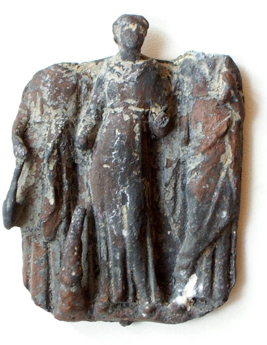 Ornament mit drei Musen in Hochrelief