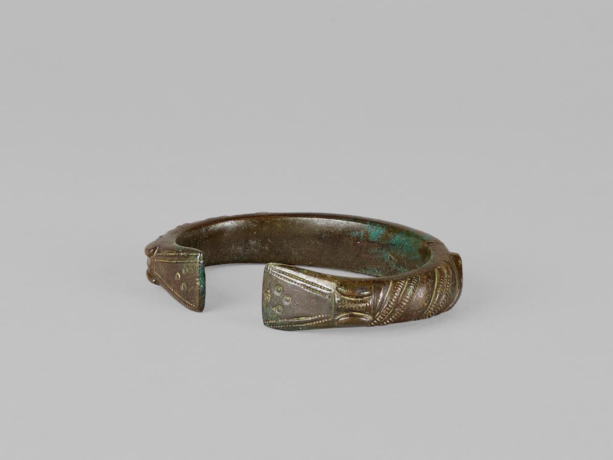 Armring mit Tierkopfenden