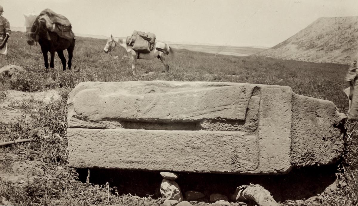 Stele mit unvollendetem Relief und hettitischer Inschrift