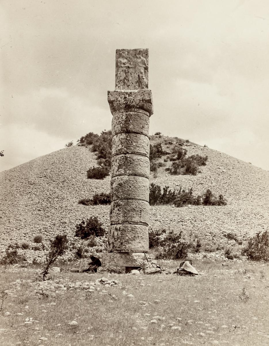 Karakusch. Säule nach Nordwest