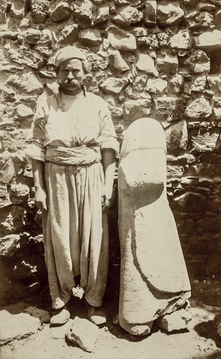 Statue in Mar'asch, Seitenansicht