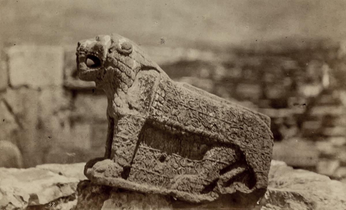 Löwe mit hieroglyphischer Inschrift am Burgthor in Mar'asch