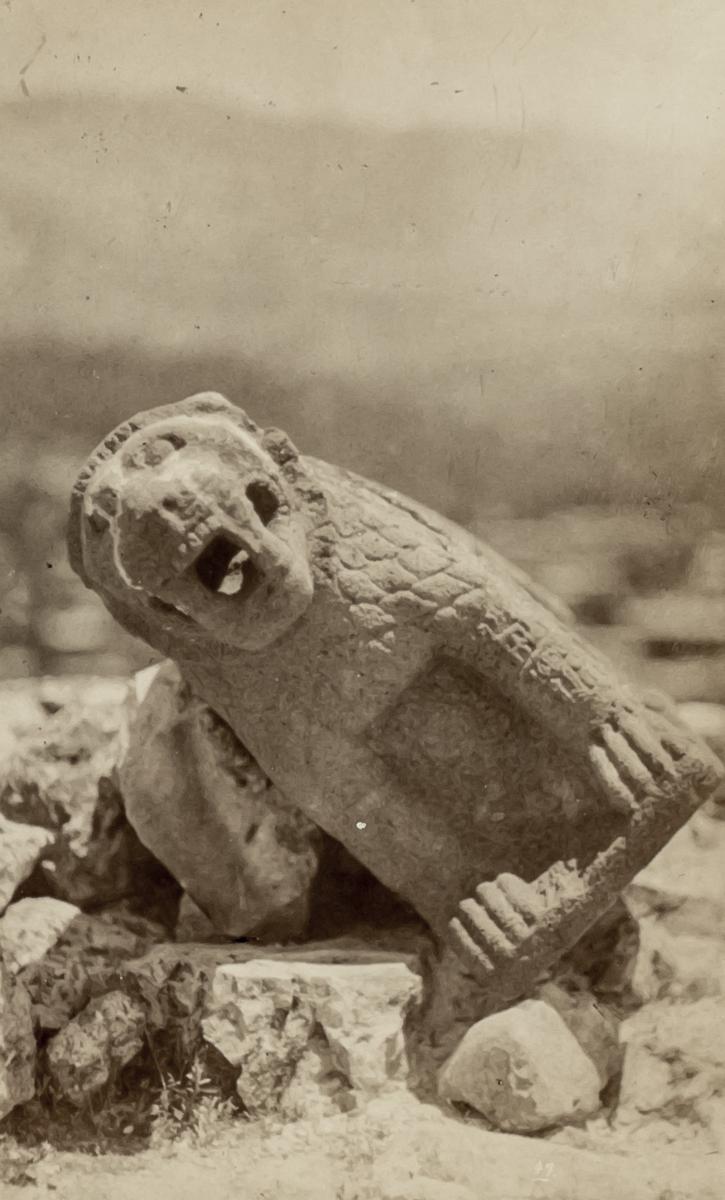 Löwe mit hieroglyphischer Inschrift am Burgthor in Mar'asch