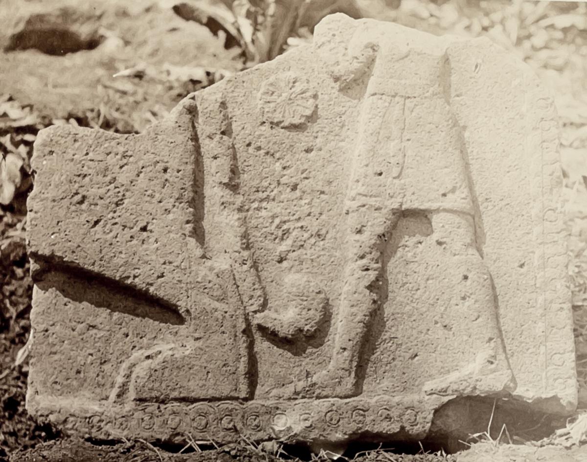 Reliefs auf einem Tumulus bei Saktsche-gösü