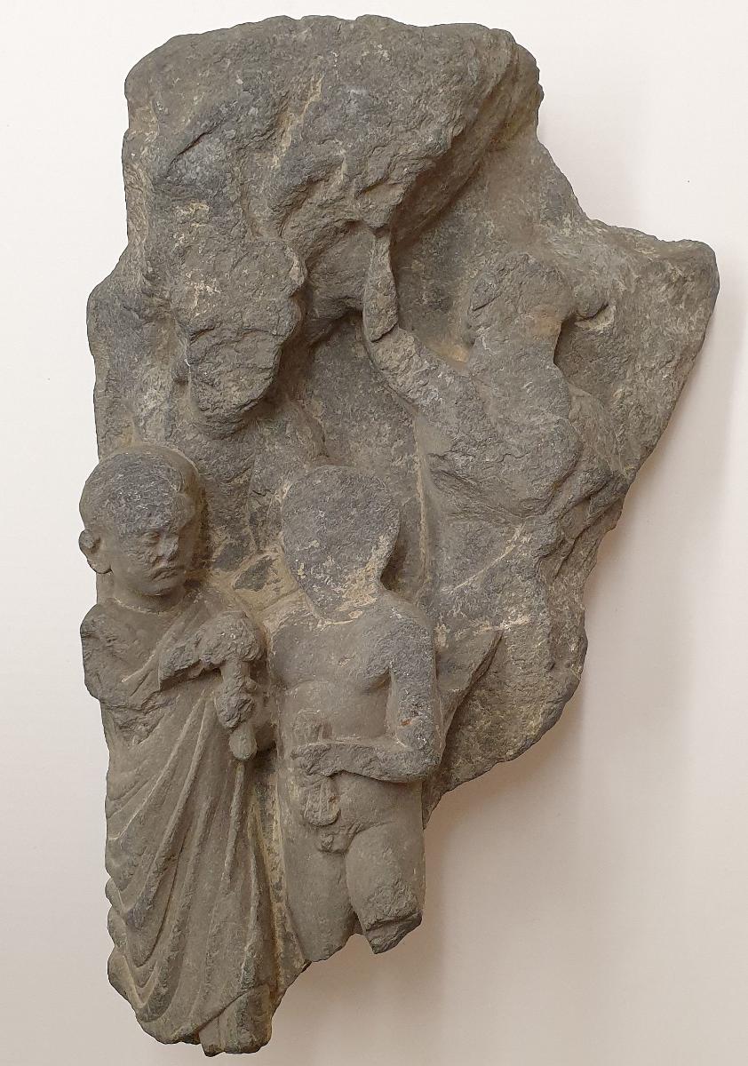 Erzählende Szene (Fragment): Der Mönch Mahakashyapa trifft einen Ajivika und erfährt vom Dahinscheiden des Buddha (mahaparinirvana)