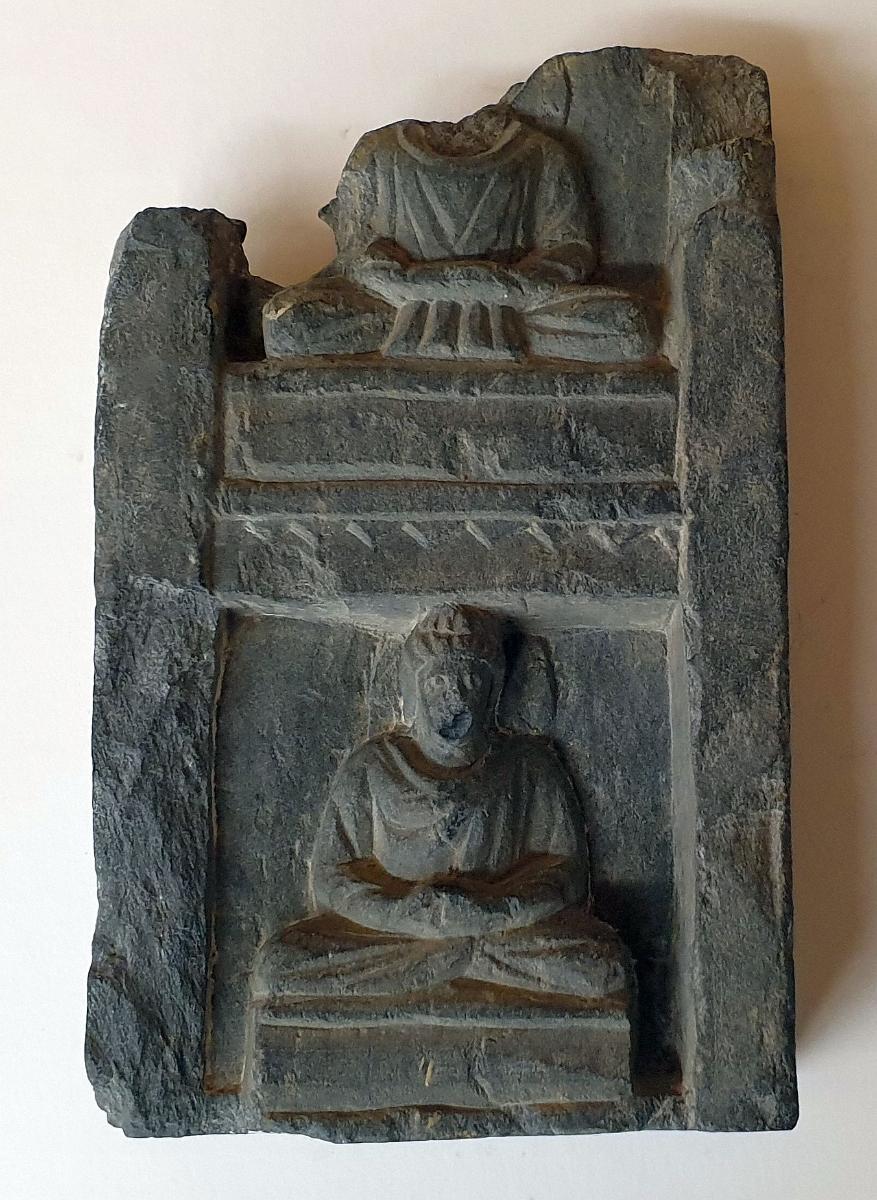 Teil einer vertikalen Stele mit zwei übereinandergestaffelten meditierenden Buddhas (Fragment)
