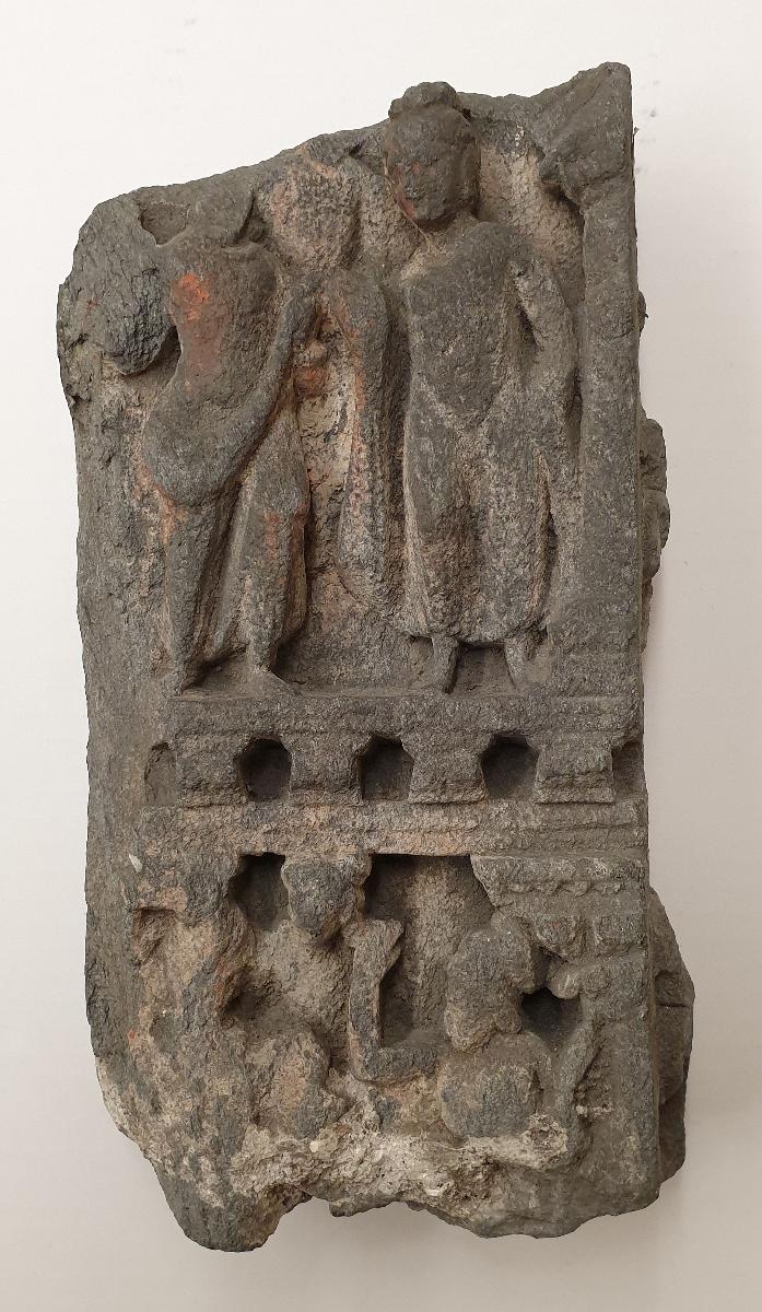 Teil einer vertikalen Stele mit erzählenden Szenen (Fragment): Verehrung eines stehenden Buddha (oben); Asket und mindestens zwei weitere Figuren (unten)