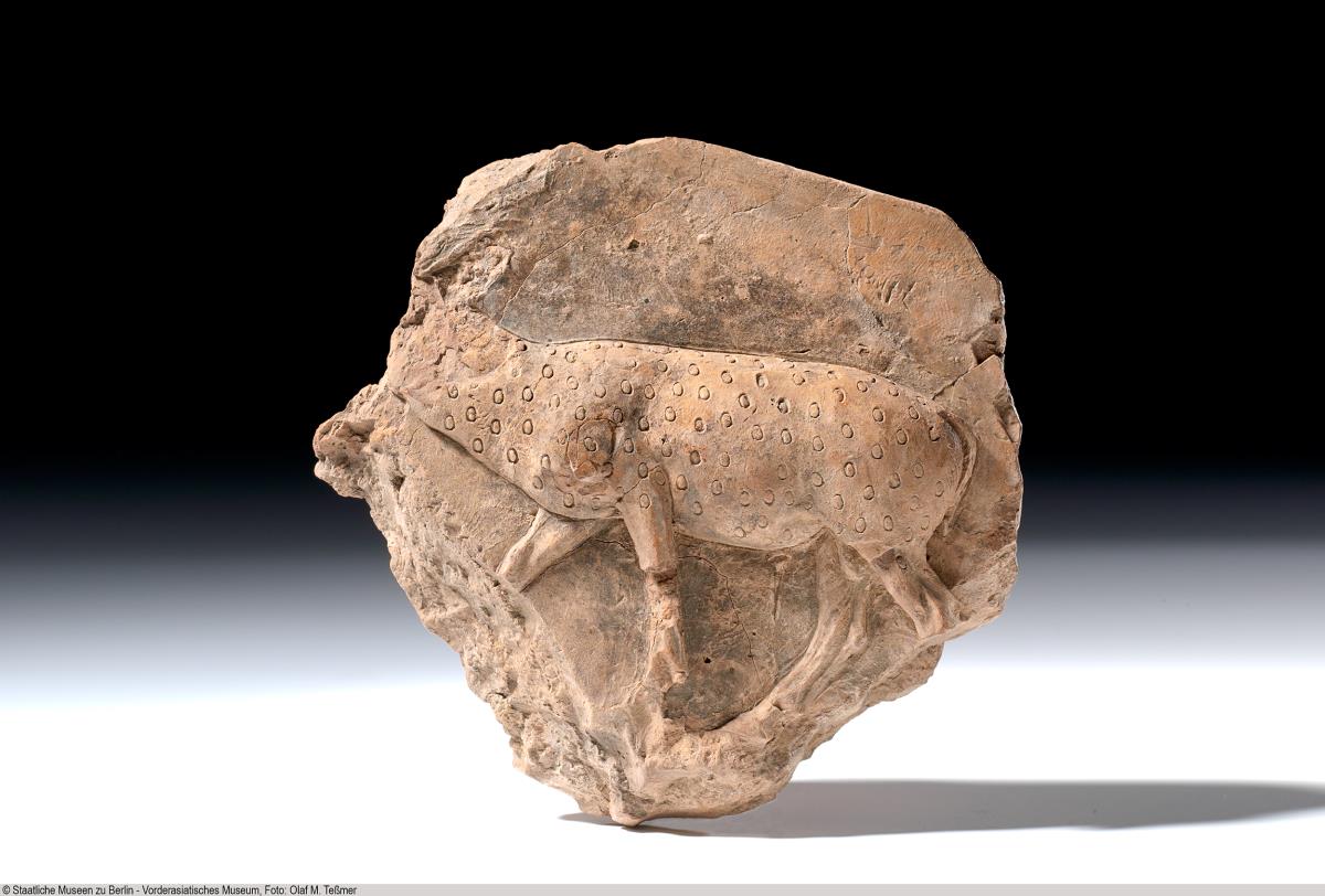 Relief mit schreitendem Hirsch
