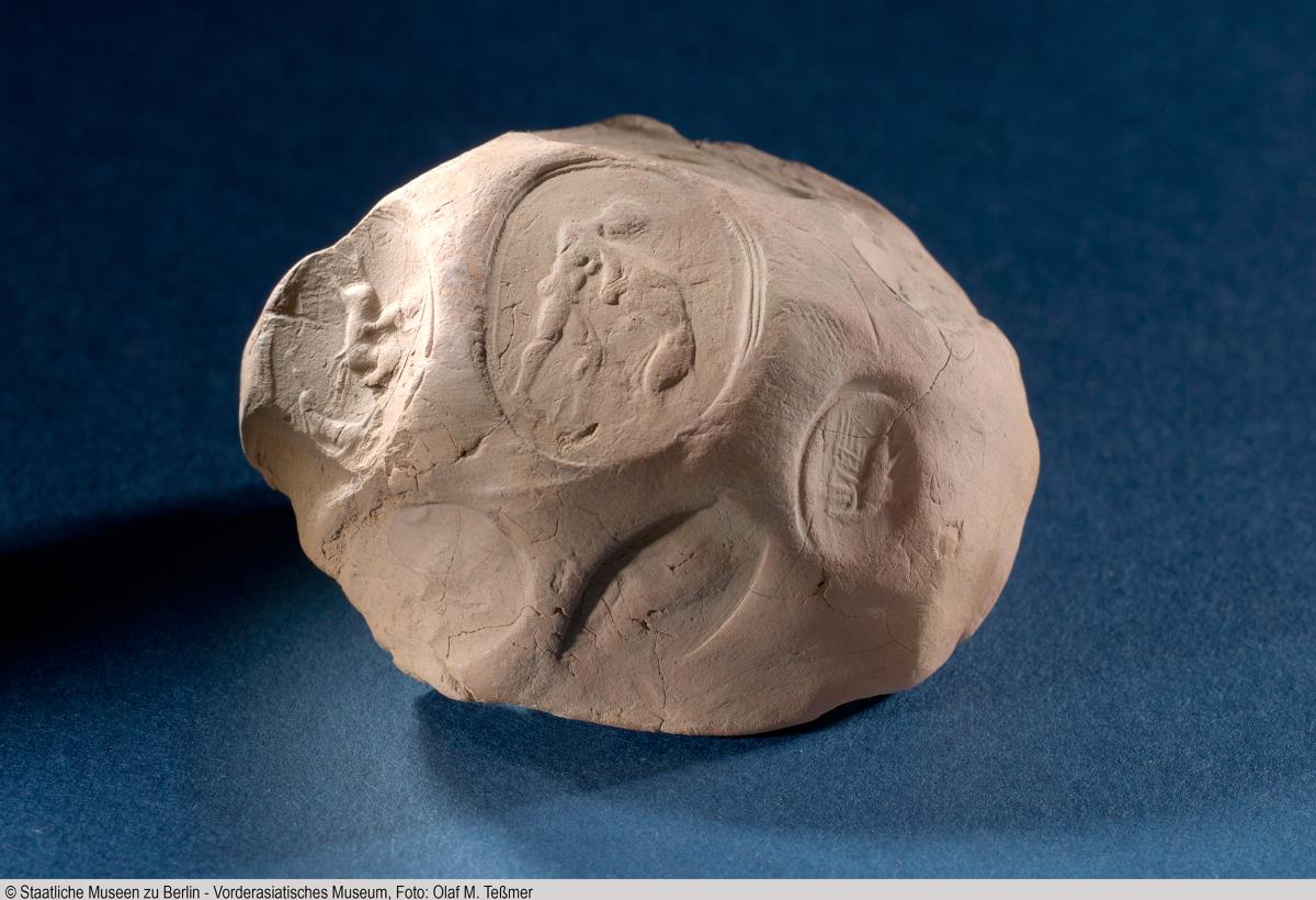 Tonbulle mit verschiedenen Siegelringabdrücken