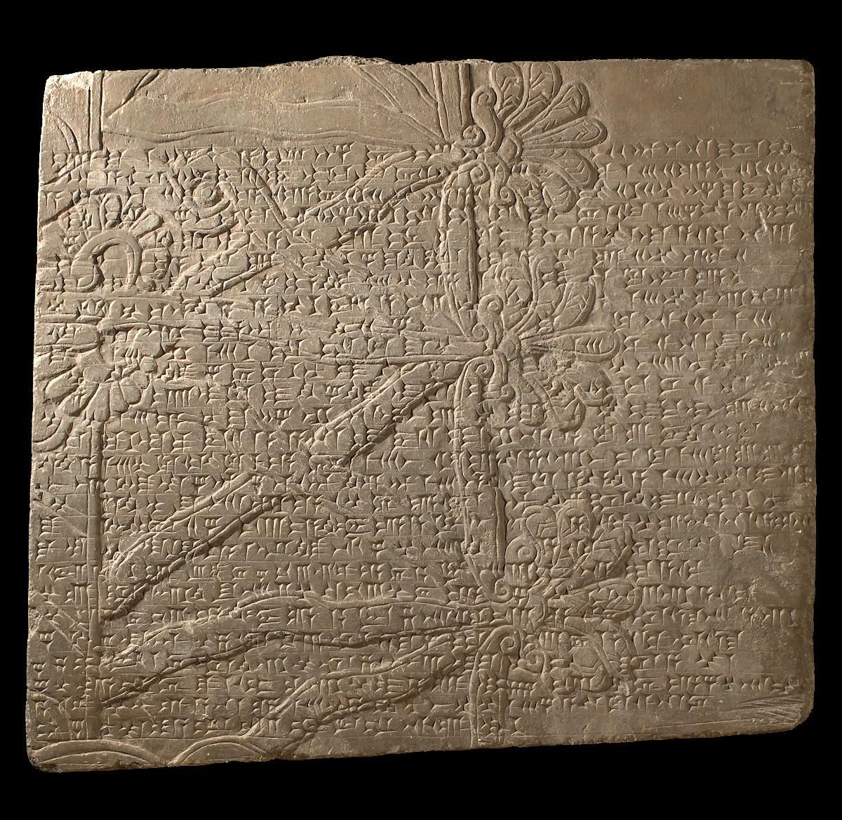 Stück eines Reliefs mit Inschrift