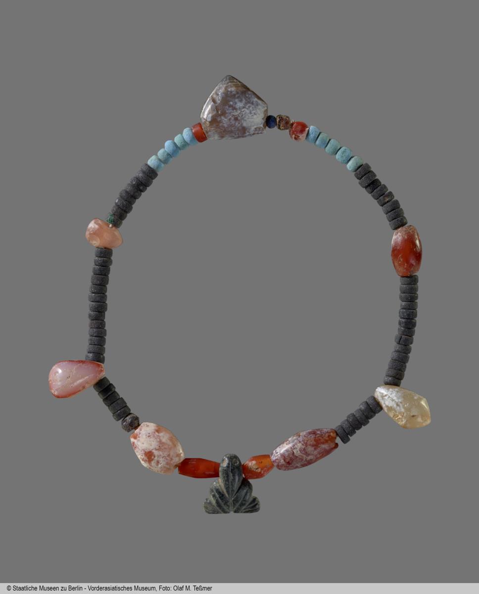 Kette aus Perlen verschiedenen Materials
