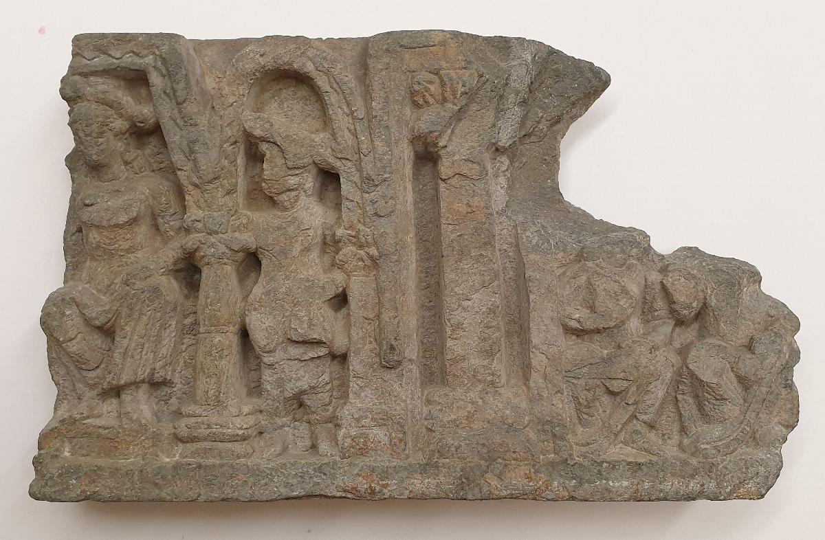 Erzählende Szene (Fragment): Königin in Palastarchitektur mit Wächterin in Seitengewölbe (links); zwei sitzende Figuren (rechts)