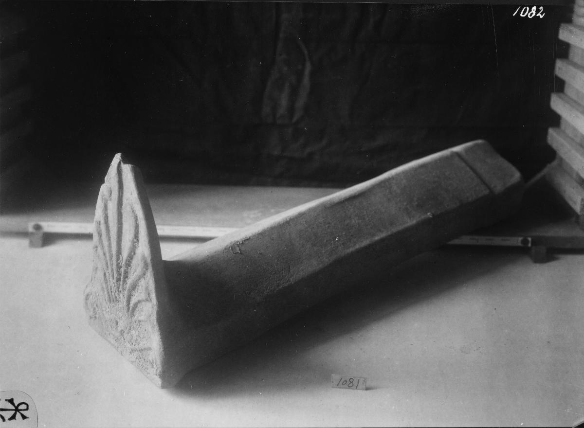 Dachziegel mit Giebelabschluß und Palmette