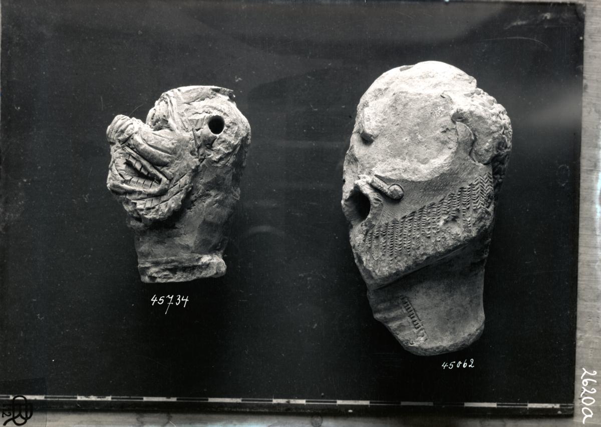 Kopf des Dämons Pazuzu mit sumerisch-akkadischer Inschrift