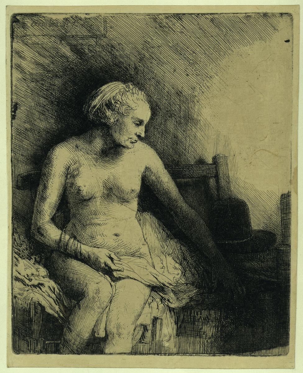 Nackte Frau mit Hut neben sich