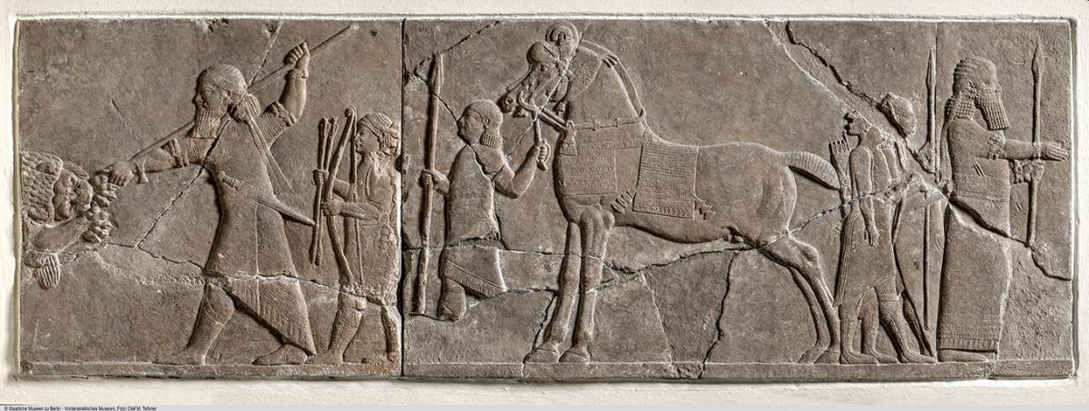 Löwenjagd (rechte Szene): Diener mit Pferd und König mit Gefolge