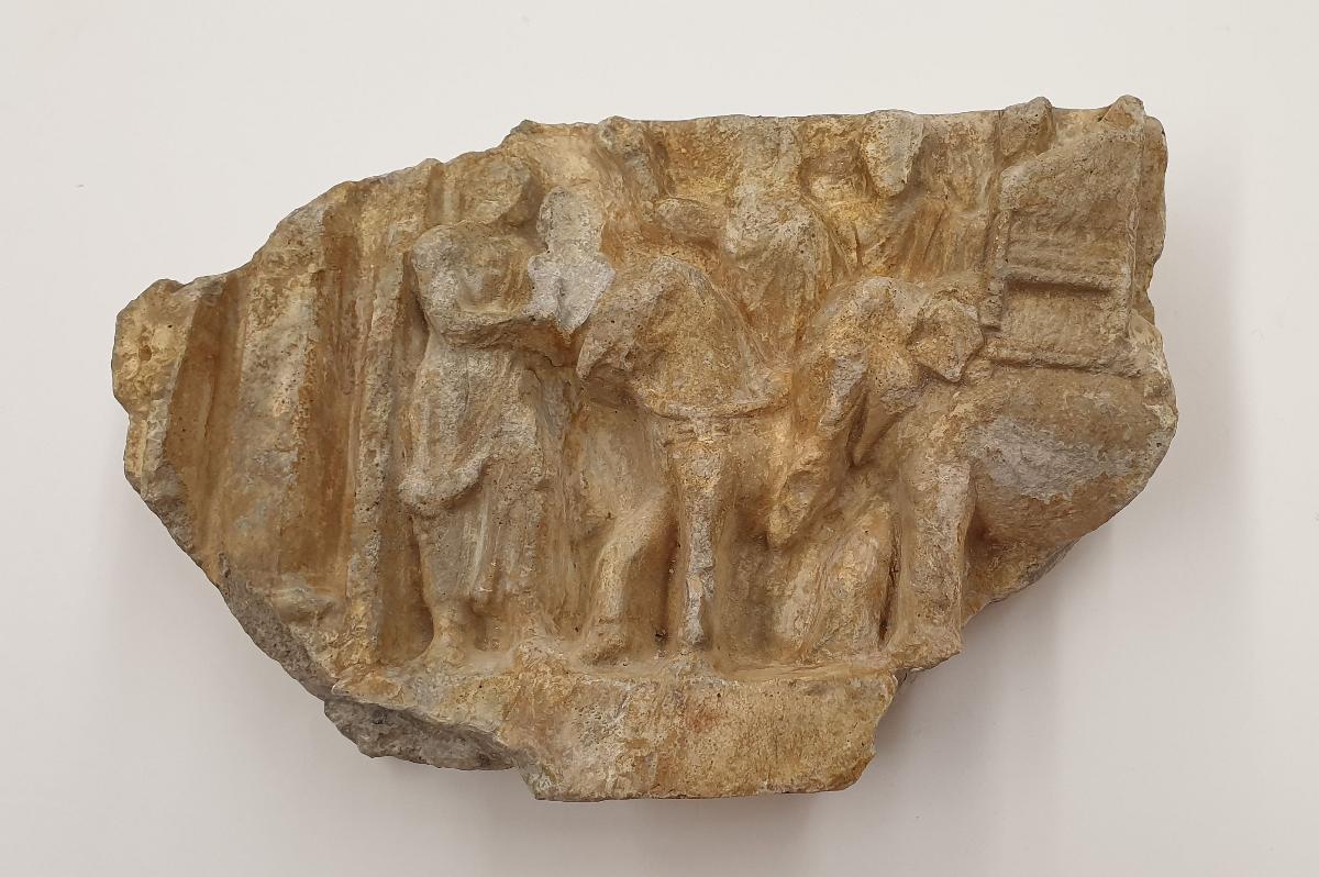 Prozession mit unidentifizierter Figur in Sänfte auf Elefant (Fragment)