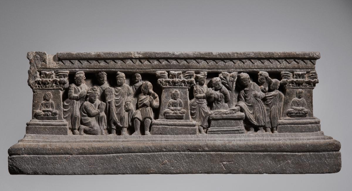 Zweiszeniger Fries: Der zukünftige Buddha bringt das Kusha-Gras (Bodhimandana, rechts); Fürstenpaar verehrt den Buddha (links). Szenentrenner mit meditierenden Buddhas