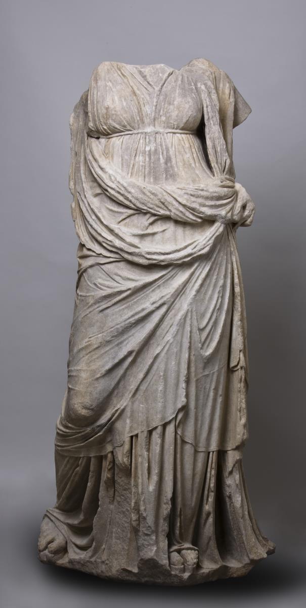 Weibliche stehende Gewandstatue mit Chiton und Mantel