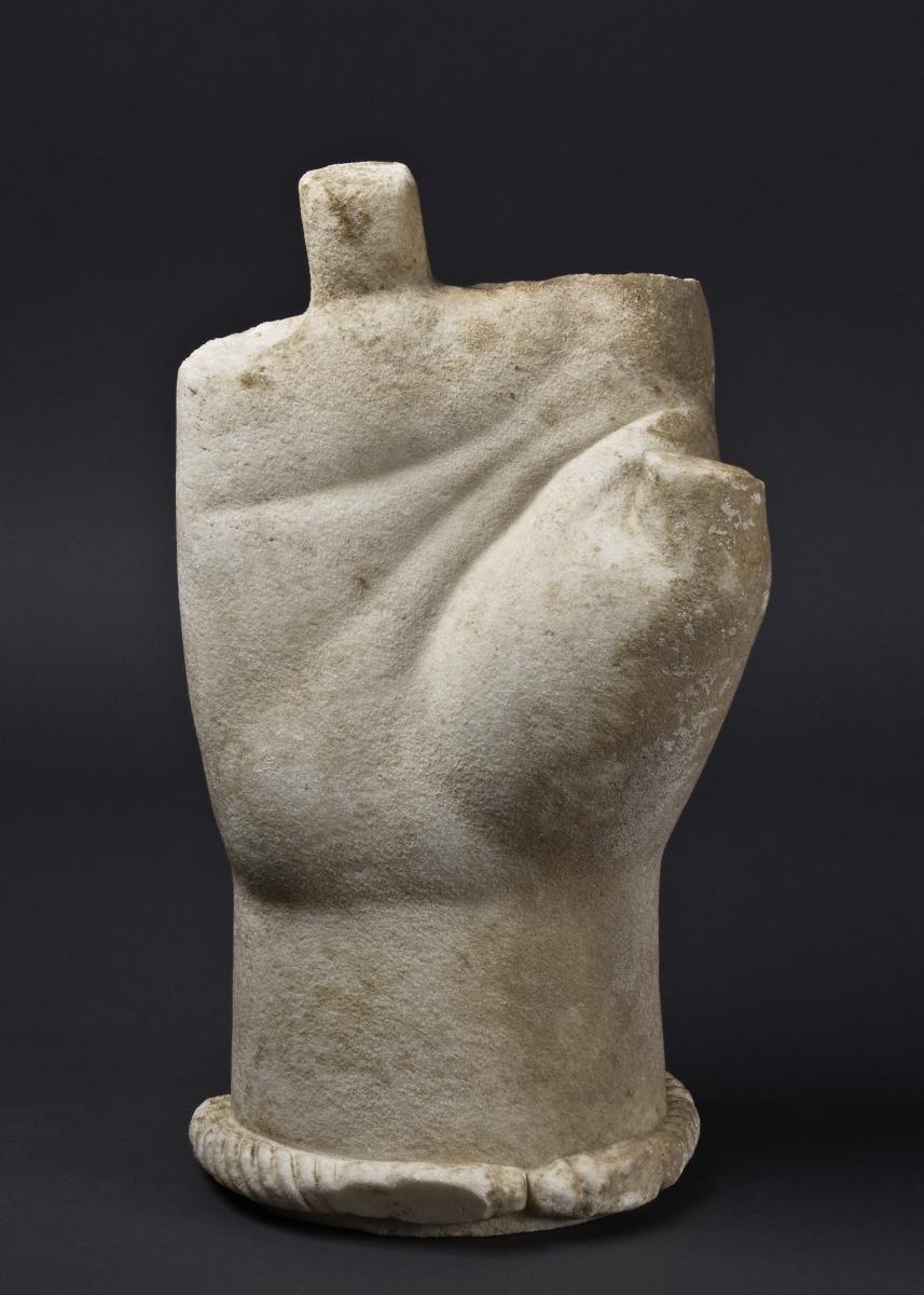 Kolossale Hand mit Armreif