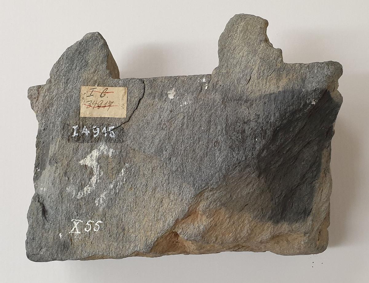 Füße eines stehenden Bodhisattva. Sockelrelief: Verehrung einer Bettelschale (patra)