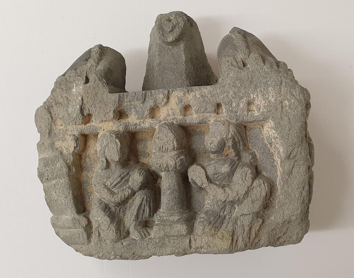 Füße eines stehenden Bodhisattva (Fragment). Sockelrelief: Verehrungsszene mit Feuerständer