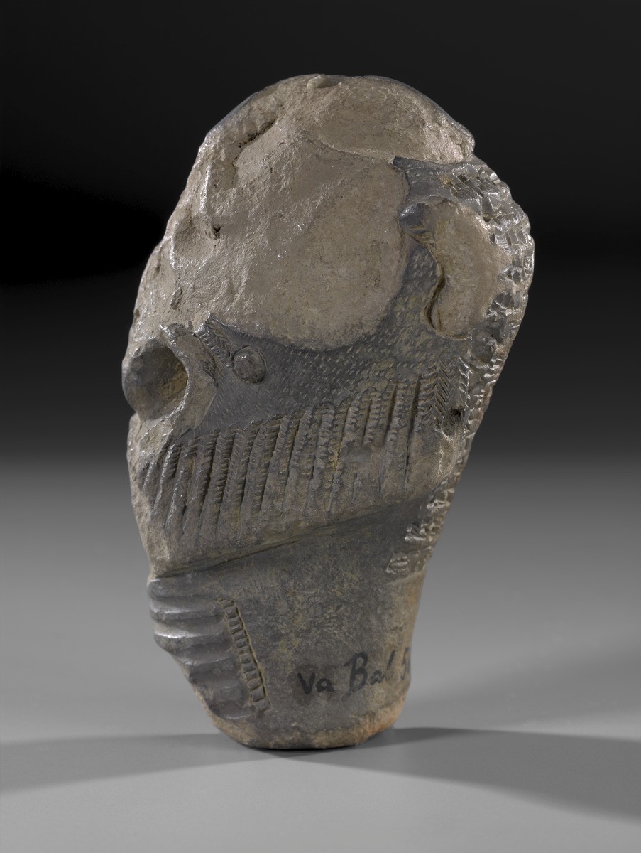 Kopf des Dämons Pazuzu mit sumerisch-akkadischer Inschrift