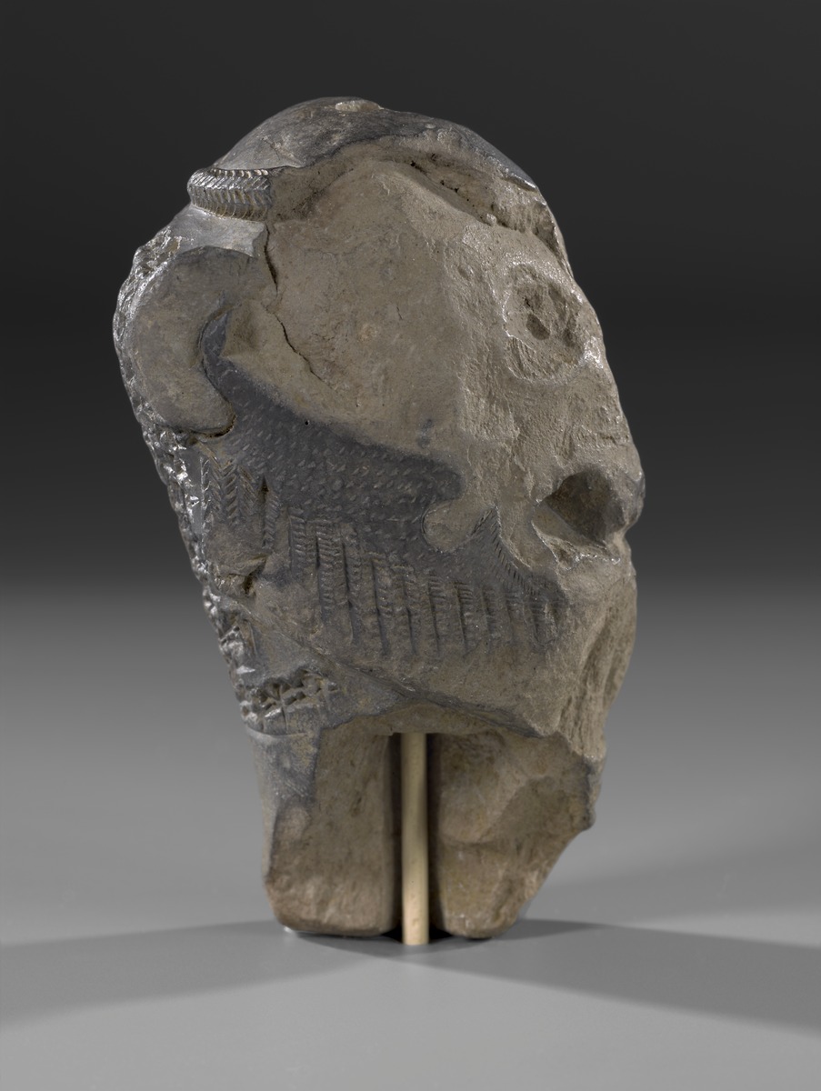 Kopf des Dämons Pazuzu mit sumerisch-akkadischer Inschrift
