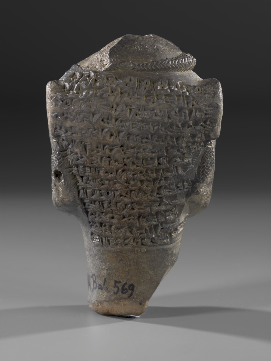 Kopf des Dämons Pazuzu mit sumerisch-akkadischer Inschrift