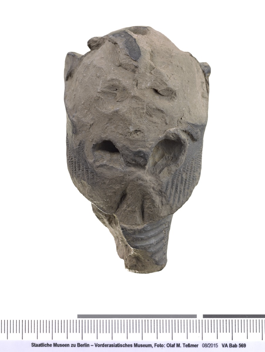 Kopf des Dämons Pazuzu mit sumerisch-akkadischer Inschrift