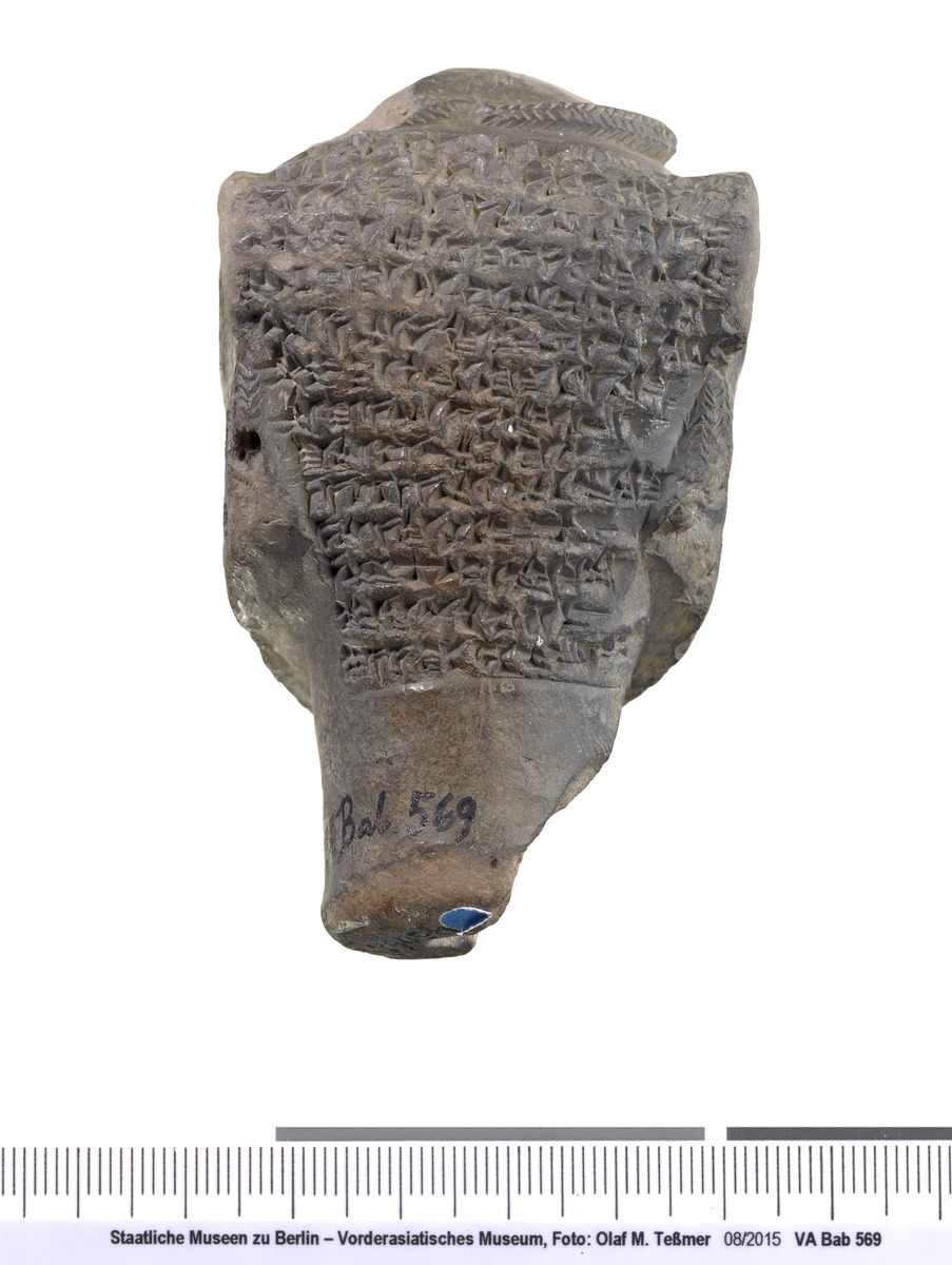 Kopf des Dämons Pazuzu mit sumerisch-akkadischer Inschrift