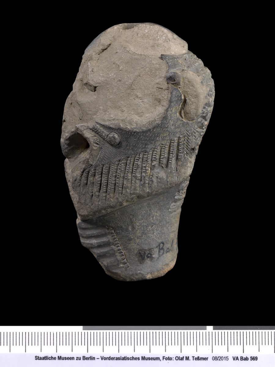 Kopf des Dämons Pazuzu mit sumerisch-akkadischer Inschrift
