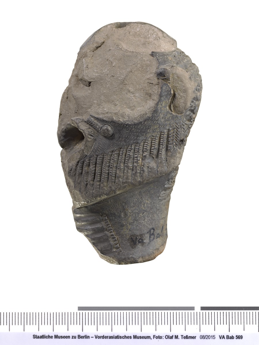 Kopf des Dämons Pazuzu mit sumerisch-akkadischer Inschrift