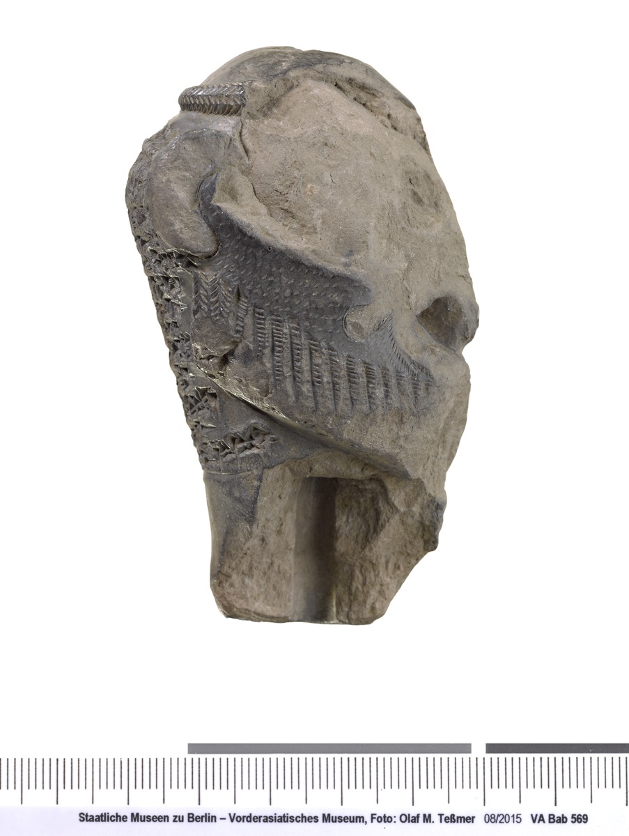 Kopf des Dämons Pazuzu mit sumerisch-akkadischer Inschrift
