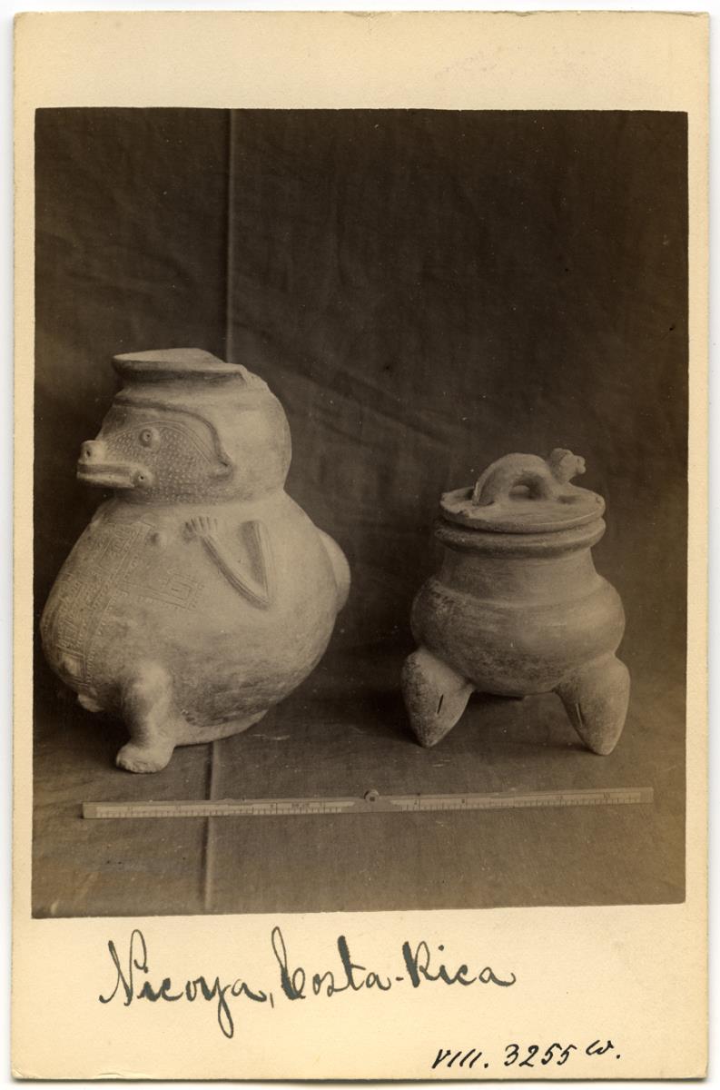 Zwei Tongefäße, davon eine figürliche Darstellung aus dem Museo Nacional, San José (Costa Rica)
