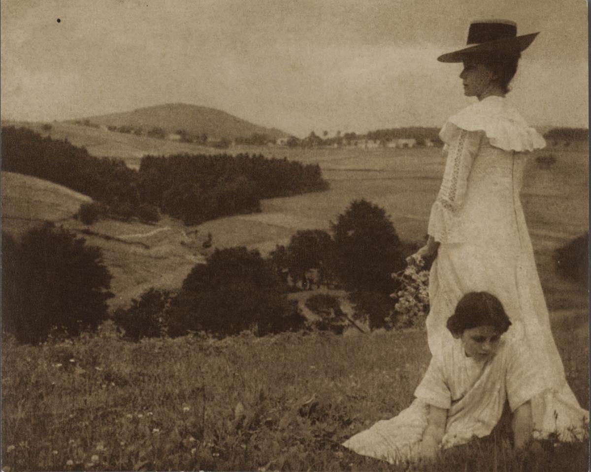 Dame mit Kind vor Landschaft