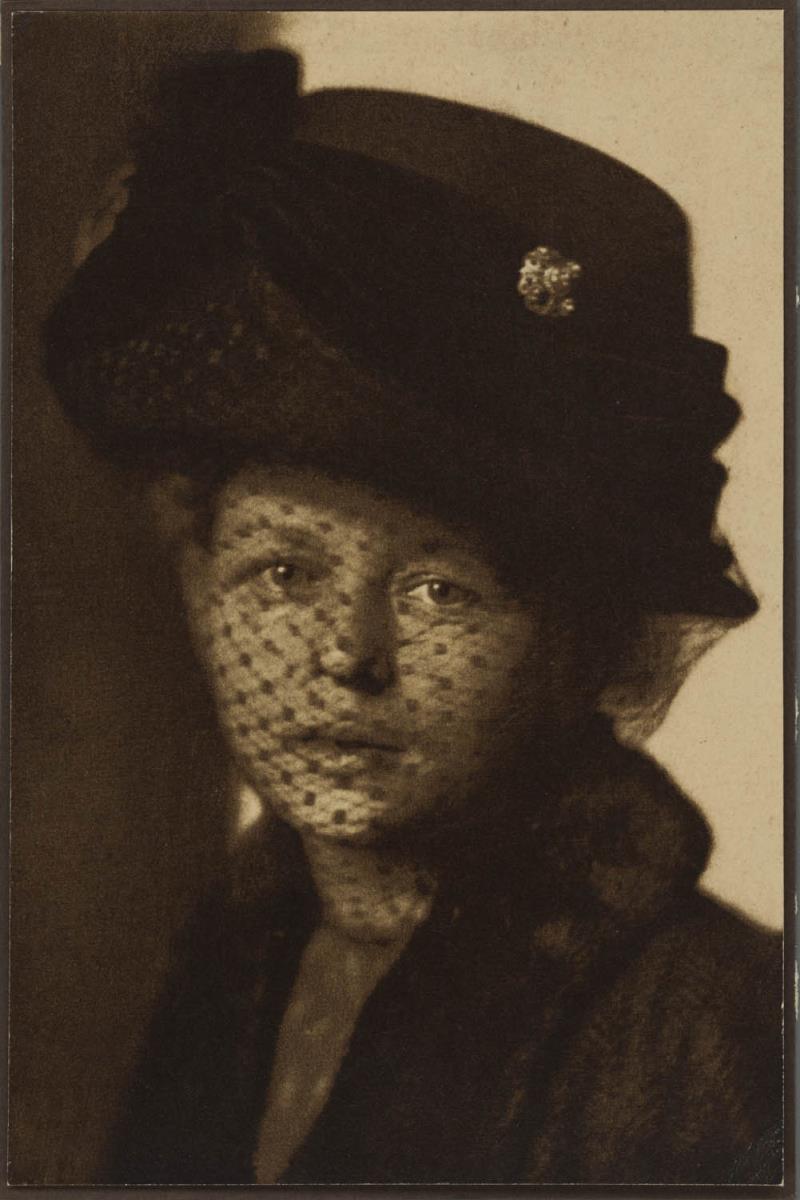 Porträt einer Dame mit Hut und Schleier